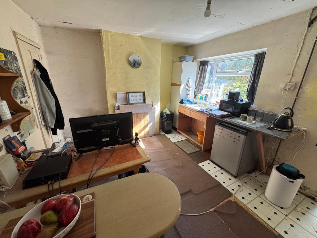 Lot: 112 - FREEHOLD STATUTORY INVESTMENT - Kichen - dining room